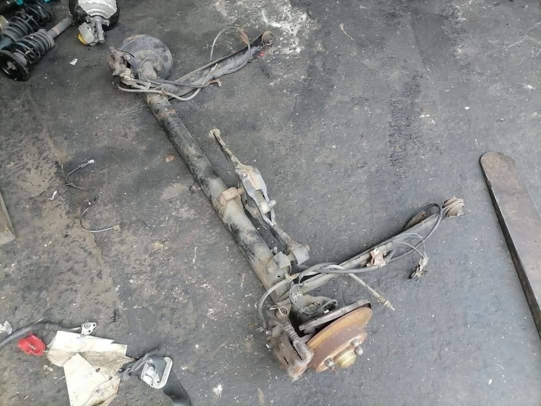 Eje traseros con discos
nissan primera p11